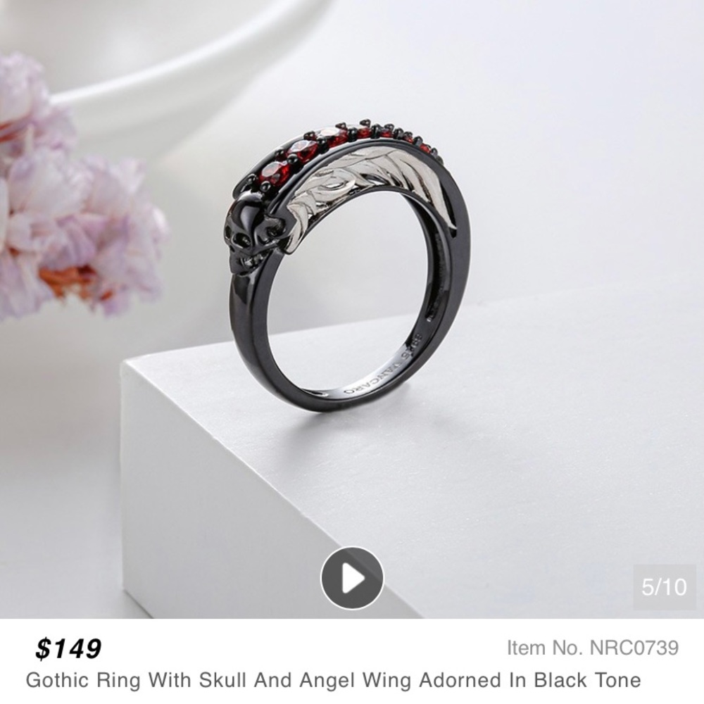 NWT Black tone red jewel skull ring